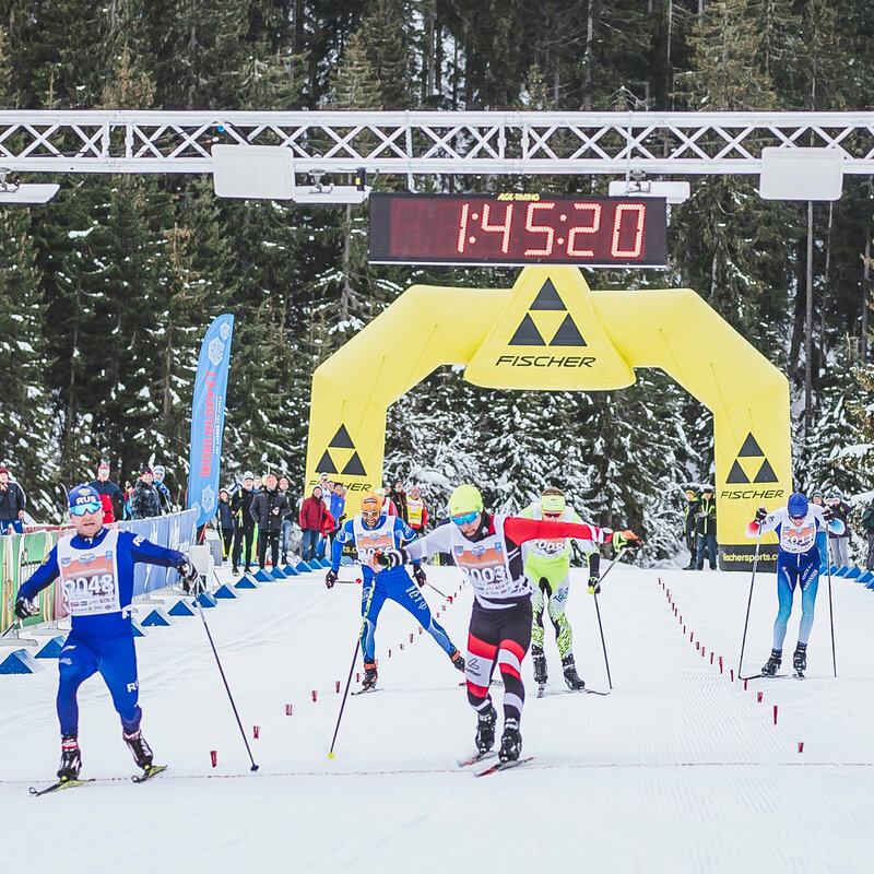 Einige Athleten beim Dolomitenlauf in Obertilliach auf dem Zielsprint um den Sieg.