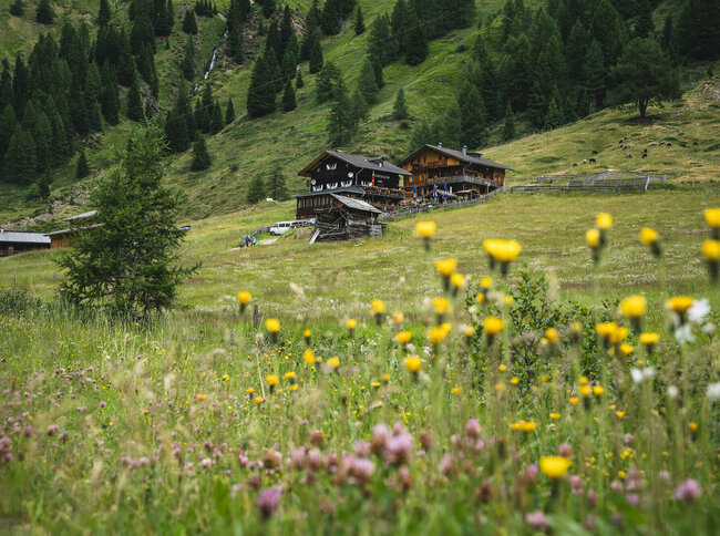 Die urige Volkzeiner Huette am Talschluss des Winkeltales in Außervillgraten