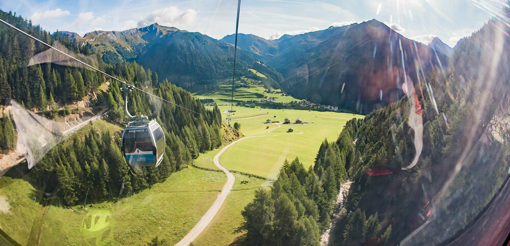 Blick aus der Gondel des Großglockner Resorts Kals Matrei Richtung Tal