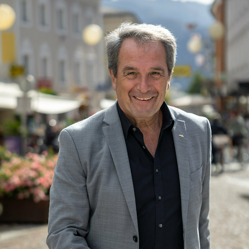 Tourismusverbandsobmann Franz Theurl in grauem Sakko auf dem Weg zur Eröffnung der Iseltrail-Ausstellung.