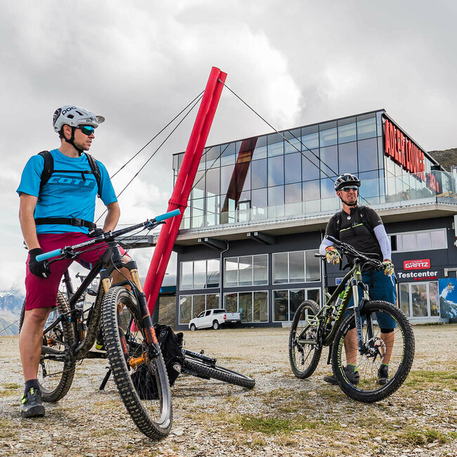 Zwei Biker sind mit ihren Bikes im Adler Lounge Bikepark Grossglockner