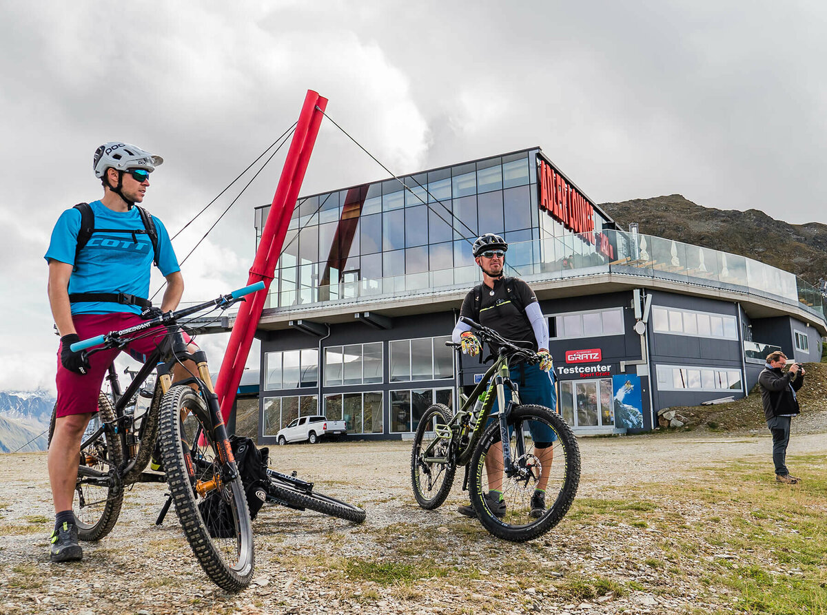 Zwei Biker sind mit ihren Bikes im Adler Lounge Bikepark Grossglockner
