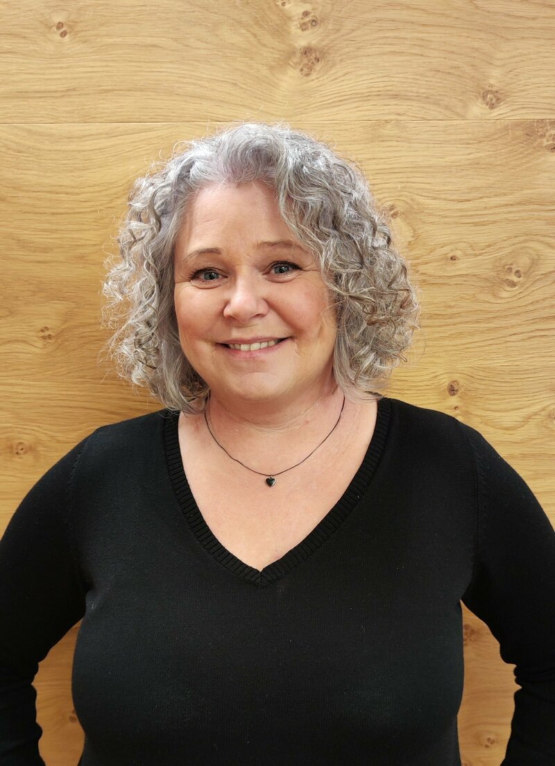 Simone Steiner in schwarzem Oberteil.