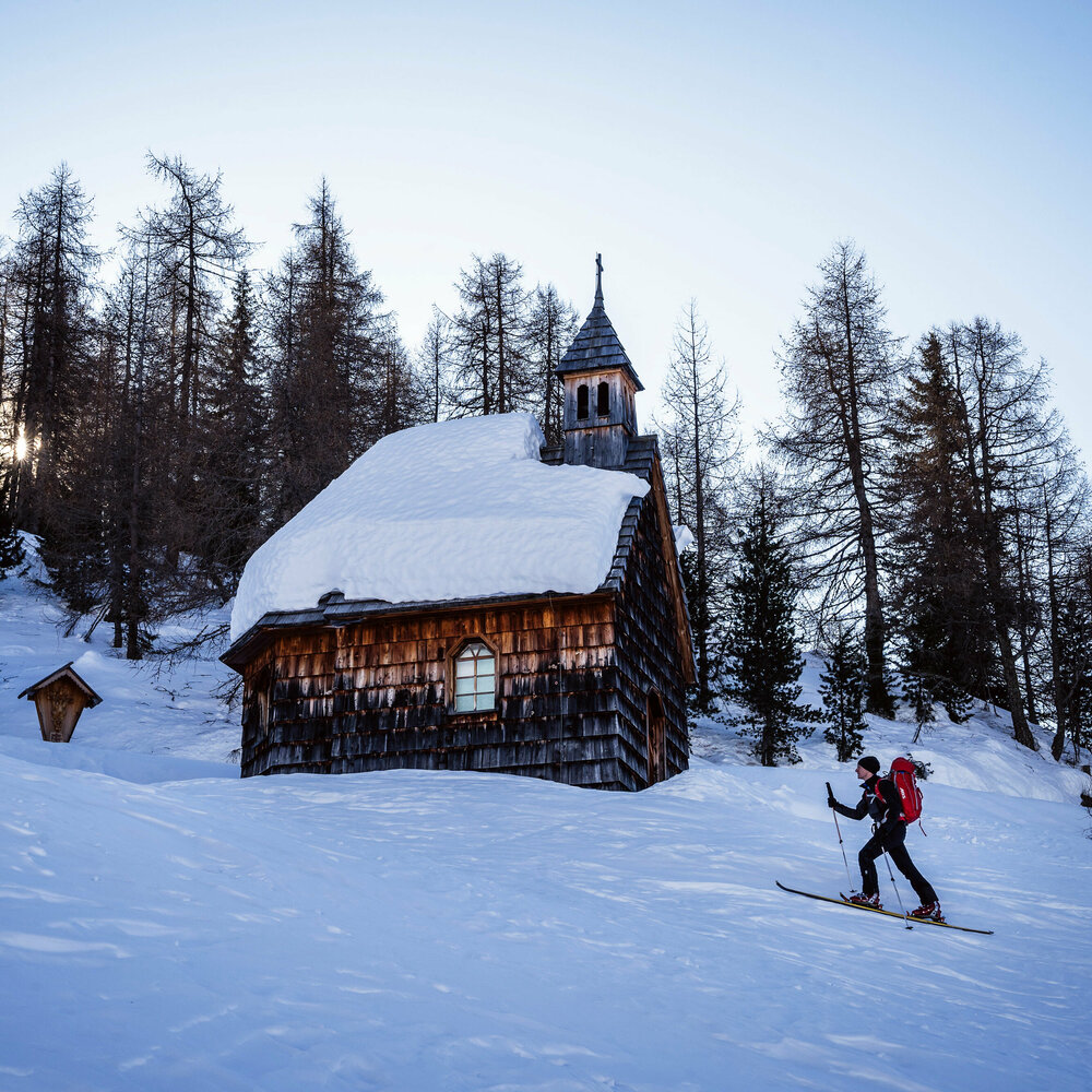 Blick auf eine Berghütte auf der Alfenalm in Innervillgraten 