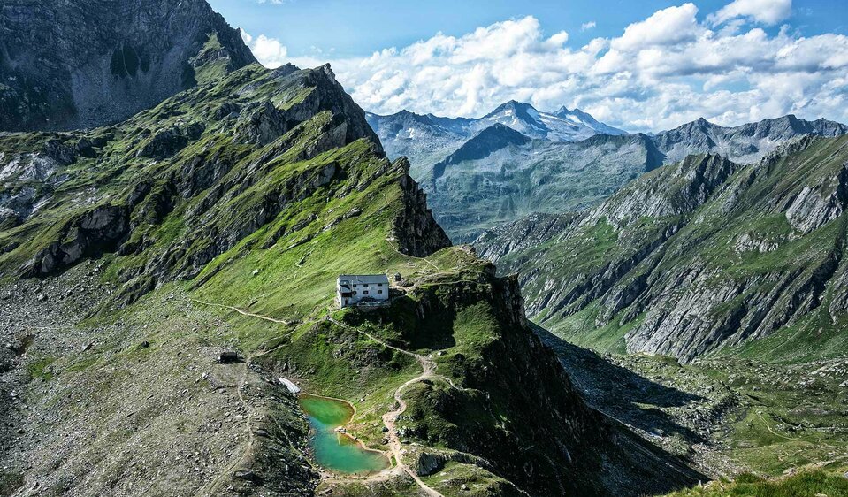 Rifugio Giogo Lungo con lago di montagna verde smeraldo