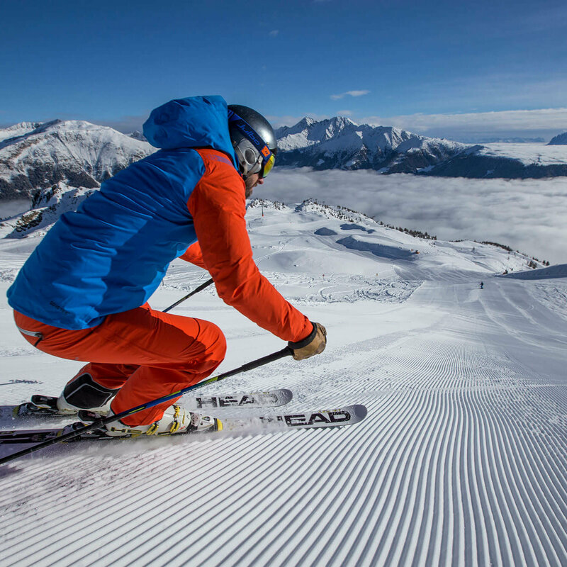Skifahrer zieht seine Spuren im Skizentrum Sillian Hochpustertal
