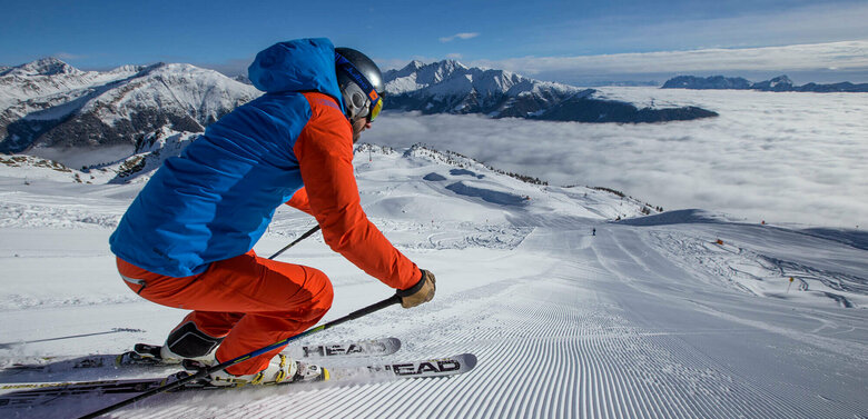 Skifahrer zieht seine Spuren im Skizentrum Sillian Hochpustertal