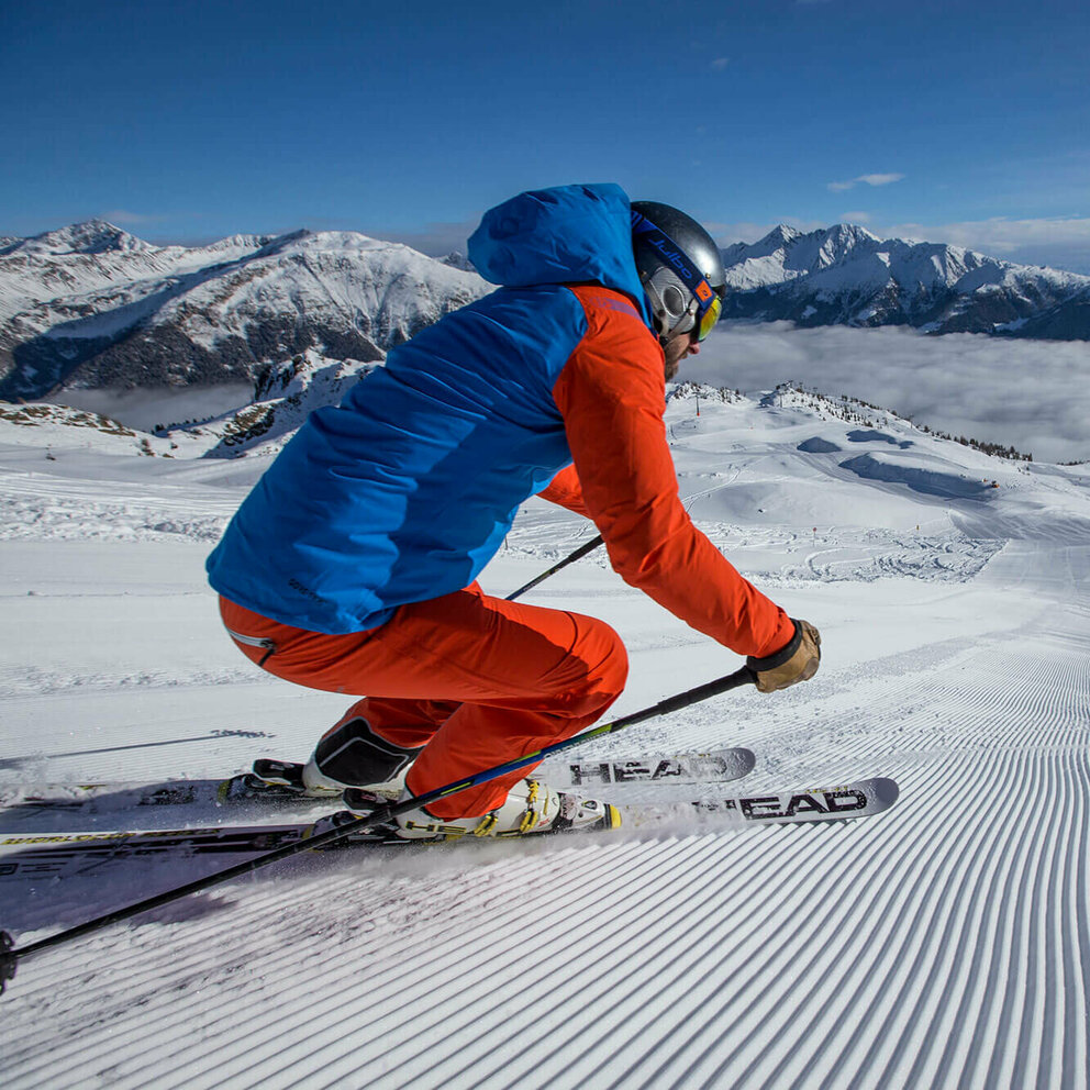 Skifahrer zieht seine Spuren im Skizentrum Sillian Hochpustertal