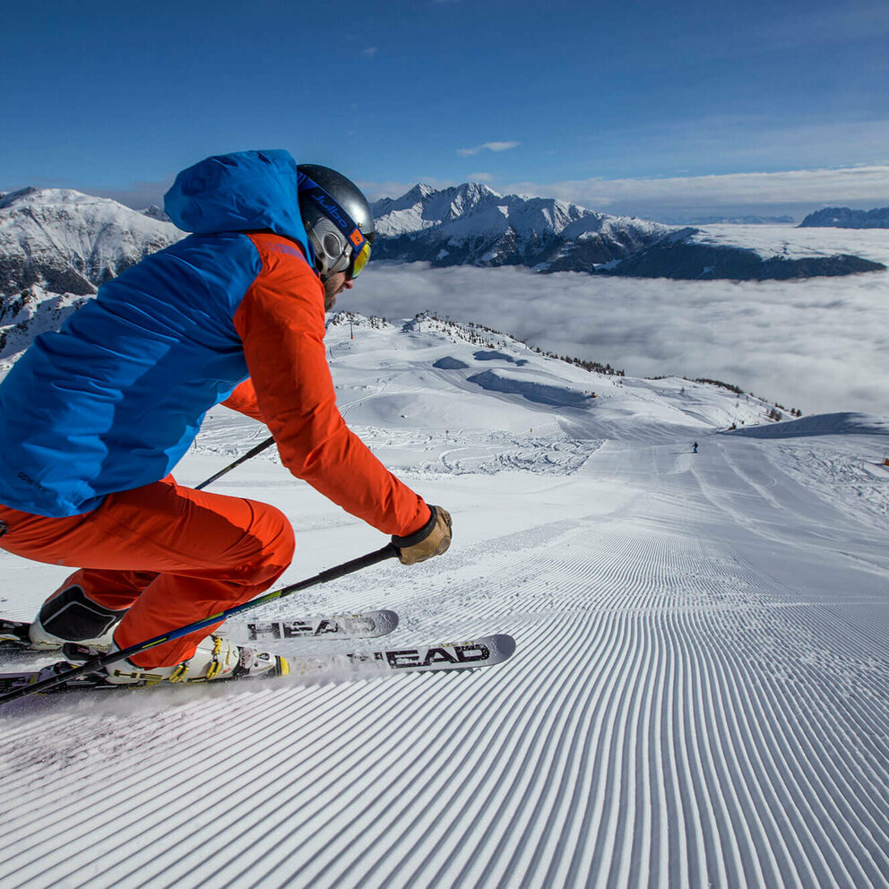 Skifahrer zieht seine Spuren im Skizentrum Sillian Hochpustertal
