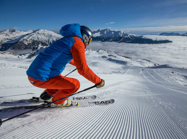 Skifahrer zieht seine Spuren im Skizentrum Sillian Hochpustertal