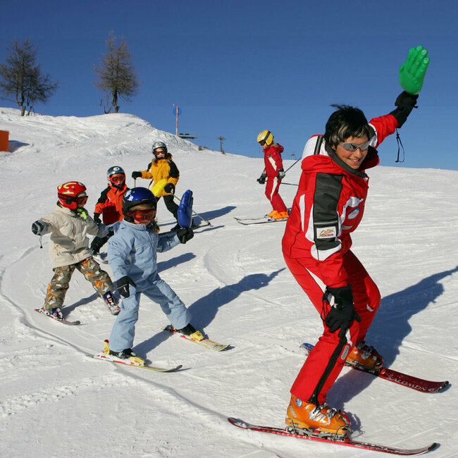 Alle Kids dem Skilehrer nach - Skikurs Skizentrum Sillian Hochpustertal