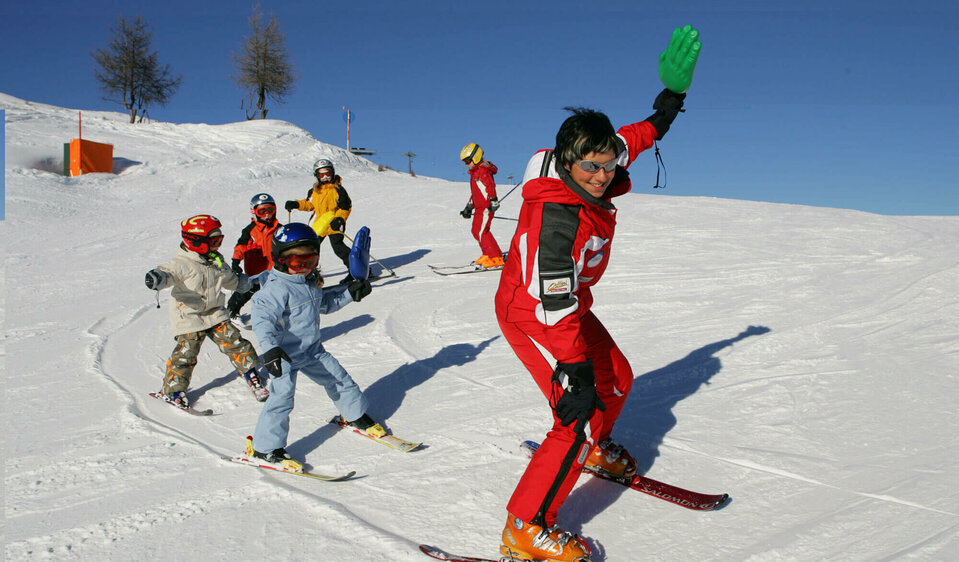 Alle Kids dem Skilehrer nach - Skikurs Skizentrum Sillian Hochpustertal