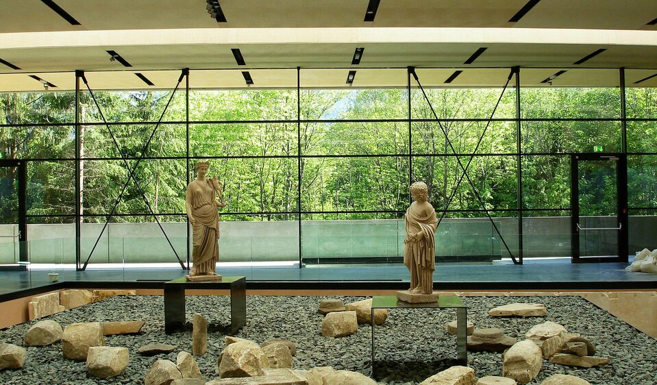 Ausstellung im Aguntum mit Statuen