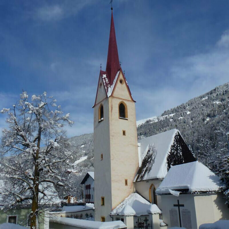 Aufnahme der Pfarrkirche von Gaimberg im Winter an einem schönen Tag.
