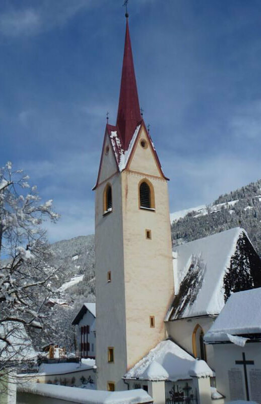 Aufnahme der Pfarrkirche von Gaimberg im Winter an einem schönen Tag.