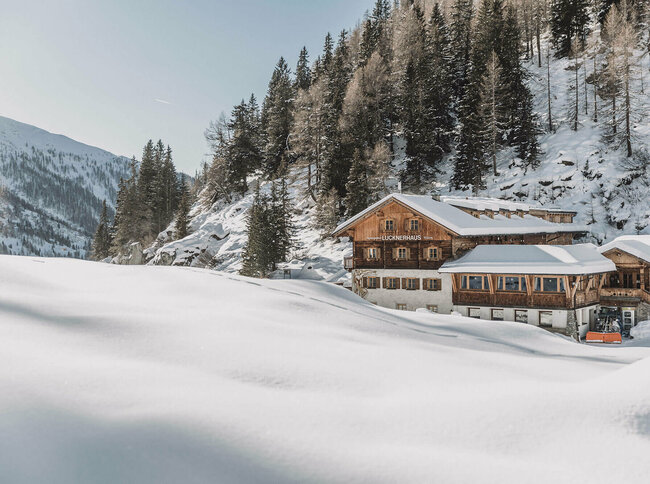 Blick auf Lucknerhaus im Ködnitztal - frischer Schnee