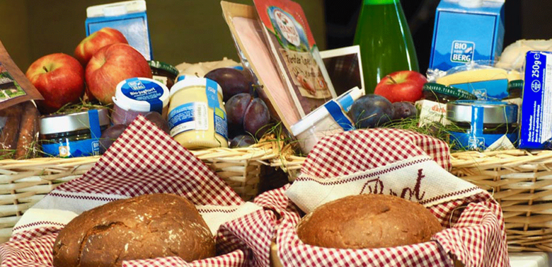 Mit verschiedenen Lebensmitteln gefüllte Frühstückstaschen.