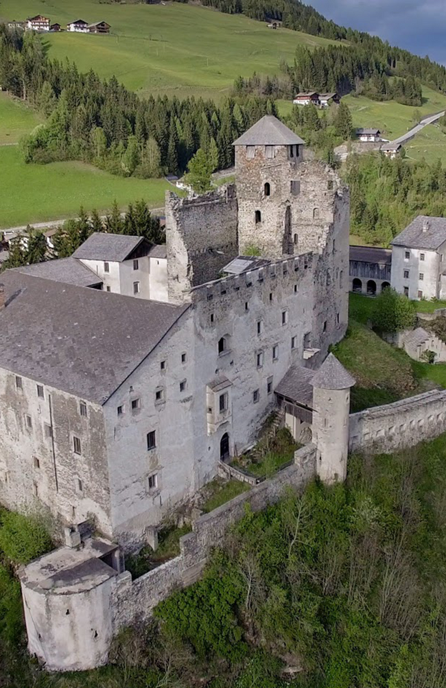 Luftaufnahme der Burg Heinfels im Sommer.