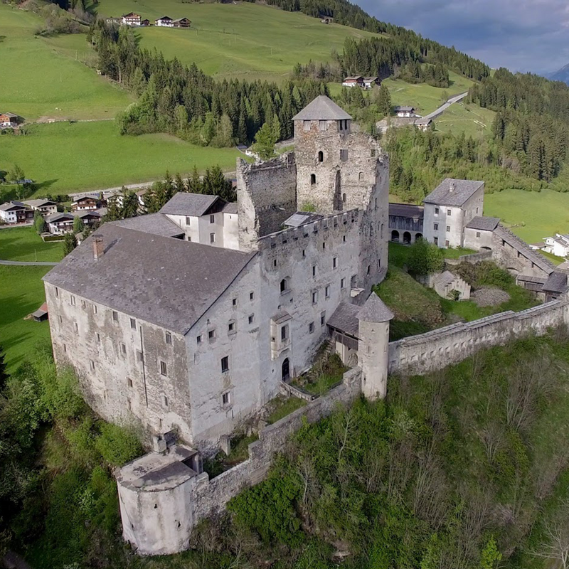 Luftaufnahme der Burg Heinfels im Sommer.