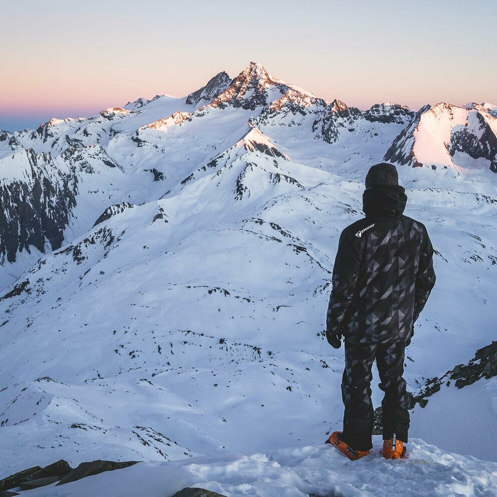 Ein Skitourengeher genießt den Sonnenaufgang mit Blick auf den Großglockner