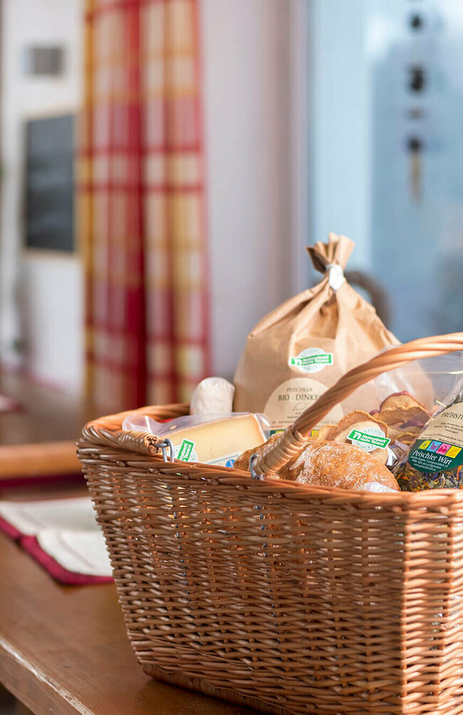 Korb mit regionalen Produkten wie Tee, Brot, Schnaps und noch vieles mehr aus der Nationalpark-Region Hohe Tauern.