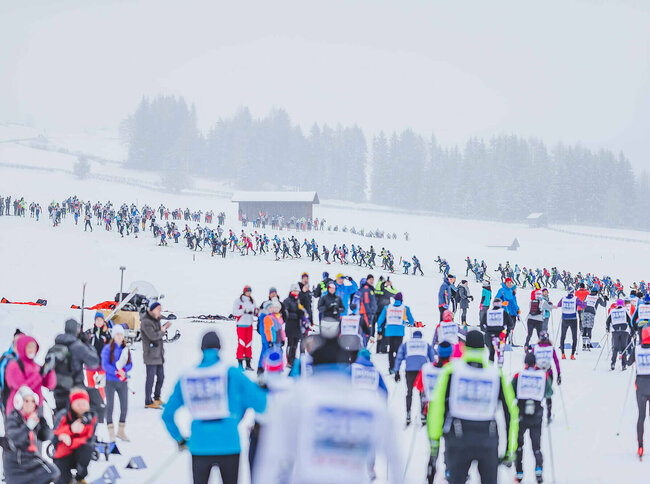 Zahlreiche Teilnehmer auf der Loipe beim Dolomitenlauf Classic Race