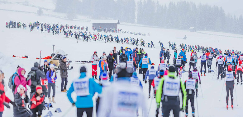 Zahlreiche Teilnehmer auf der Loipe beim Dolomitenlauf Classic Race