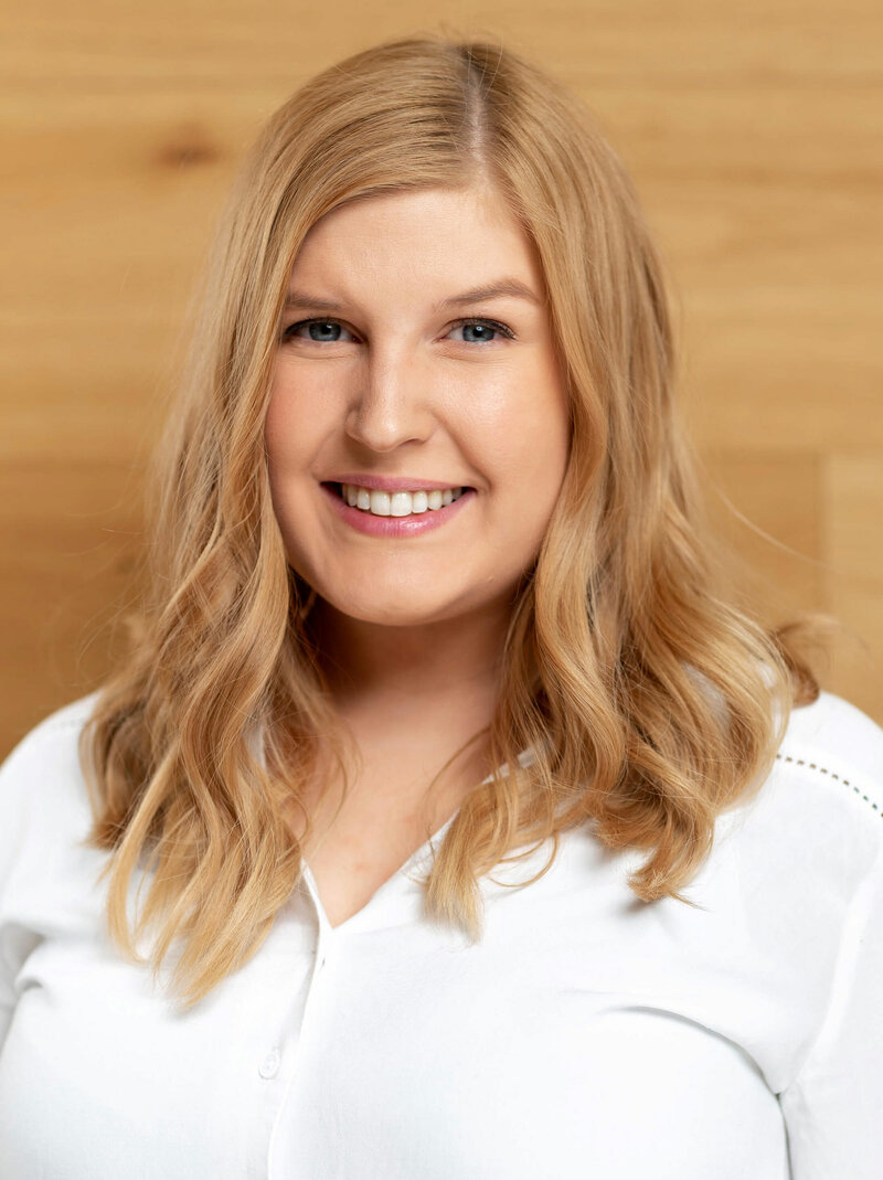 Stephanie Grosslercher in weißer Bluse.