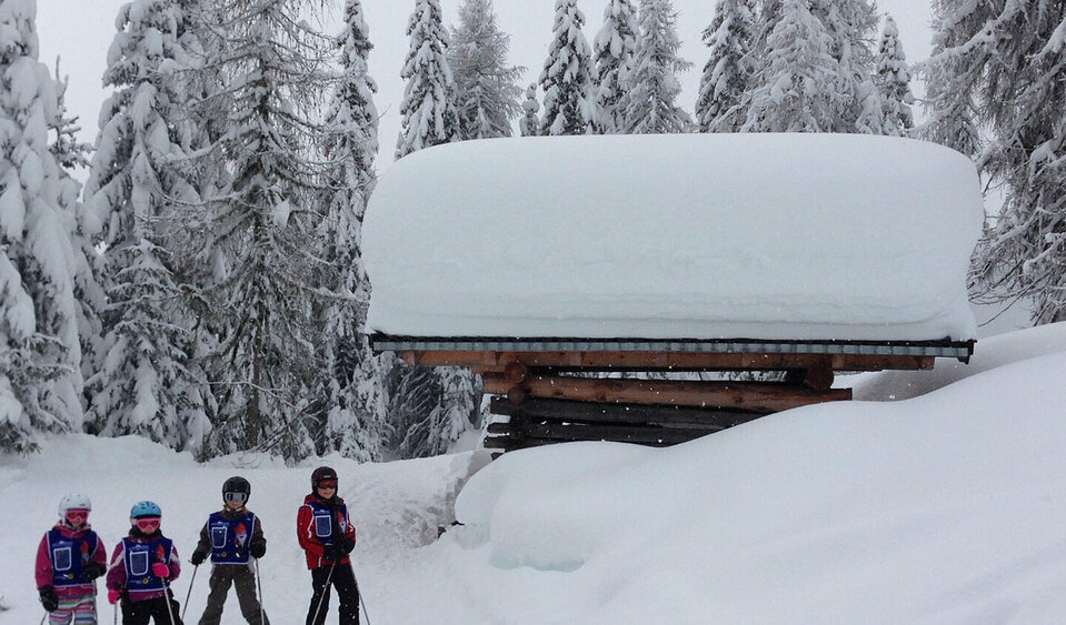 Kinderskikurs Skizentrum Sillian Hochpustertal - tief verschneite Hütte im Wald