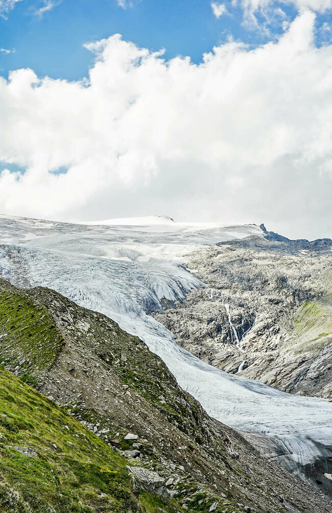 Schmaler Steig neben dem Gletscher auf dem Adlerweg in Osttirol, Etappe 5.