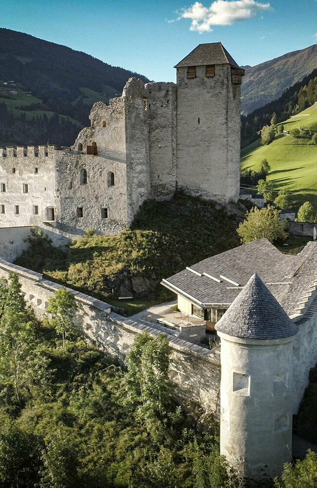 Die "Königin des Pustertals" - Burg Heinfels aus der Luft