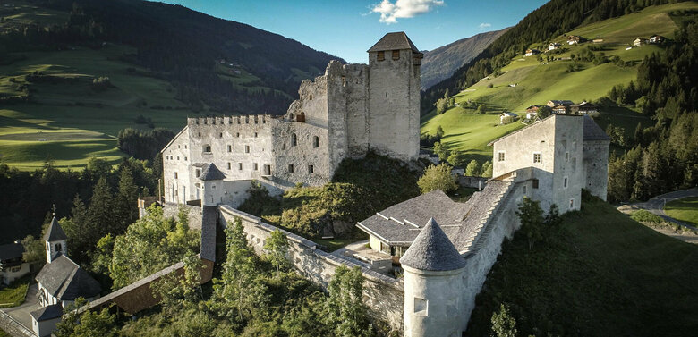 Die "Königin des Pustertals" - Burg Heinfels aus der Luft