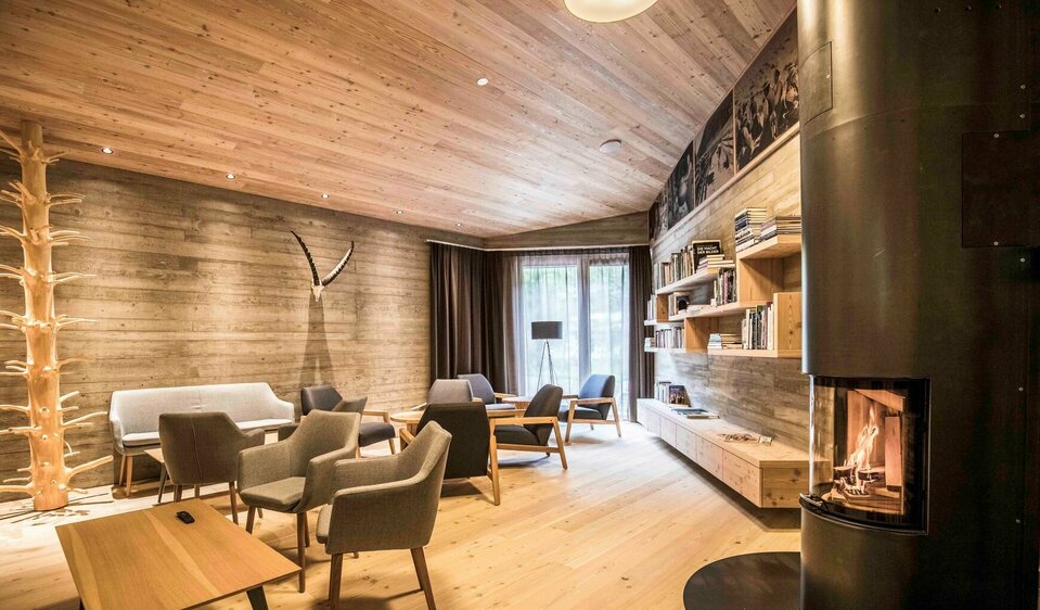 Gemütlicher Aufenthaltsraum mit Kamin und Sitzgelegenheiten im Spöttlinghof.