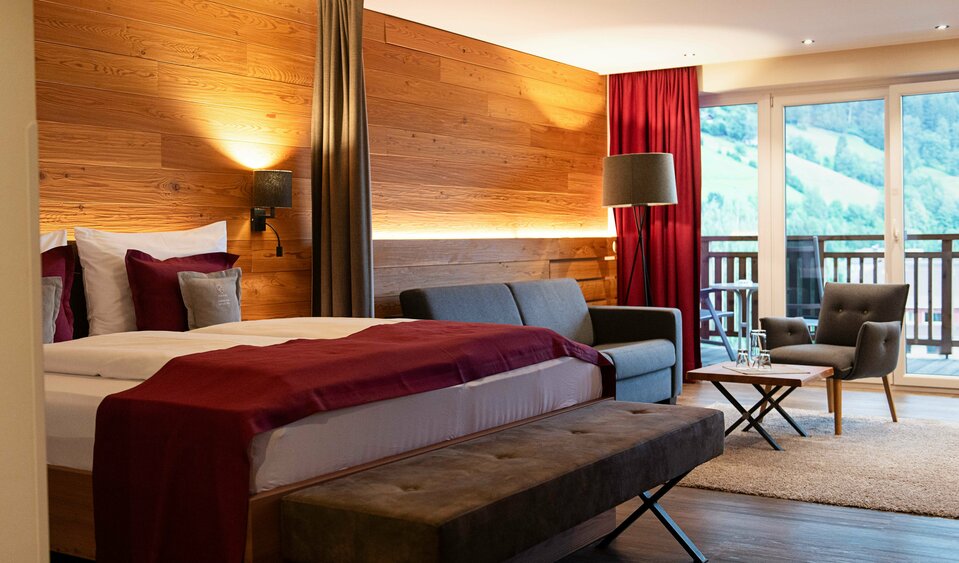 Zimmer mit Bett und Sitzecke im Hotel Outside.