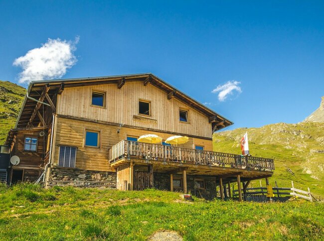Die neu renovierte Eisseehütte erstahlt in der Frühlingssonne der Hohen Tauern