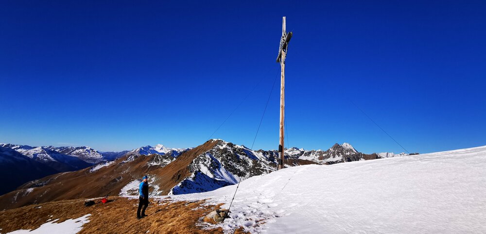 Gipfelkreuz Speikboden im Frühling.