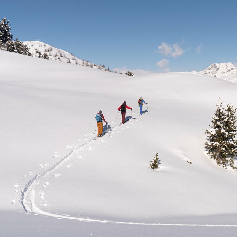 Drei Skitourengeher:innen beim Anstieg in Villgraten 