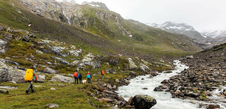 Wandern entlang des Gletscherflusses