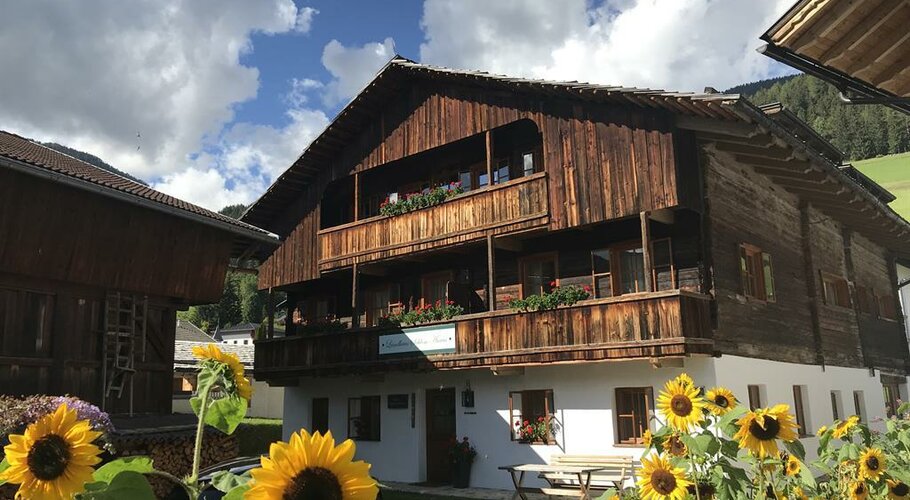 Landhaus-Schloss-Anras-Sommeransicht.jpg