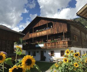Landhaus-Schloss-Anras-Sommeransicht.jpg