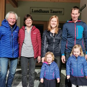 Familienfoto-Maerz-2023.jpg